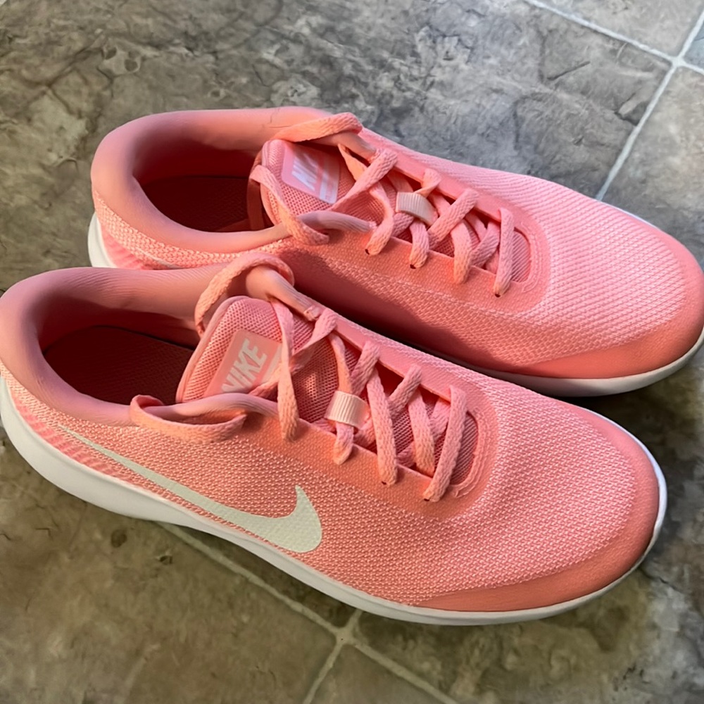 Nike Flex Coral Size 8